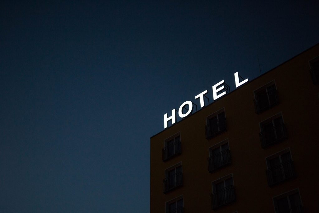 Néon "Hotel" sur le haut d'un immeuble, la nuit