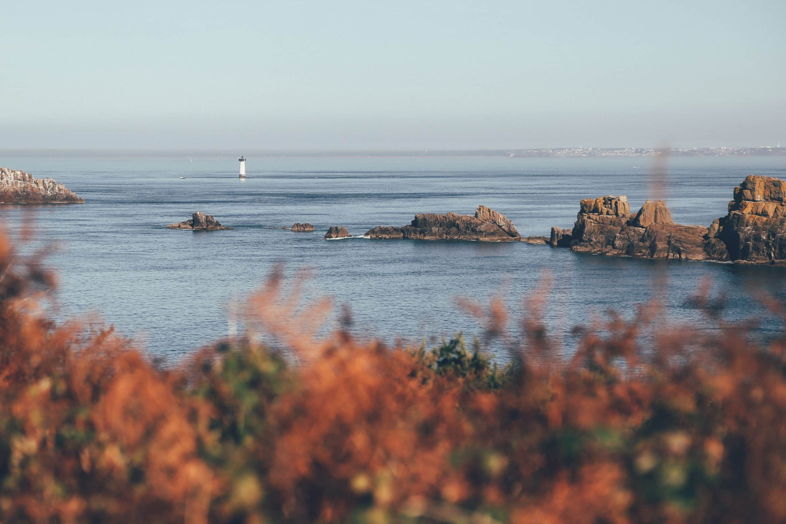 Vue océan avec un phare en arrière plan