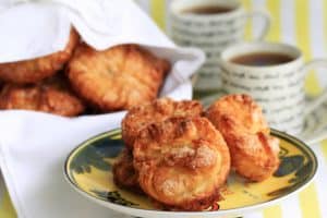 Assiette de kouign amann avec des tasses de café