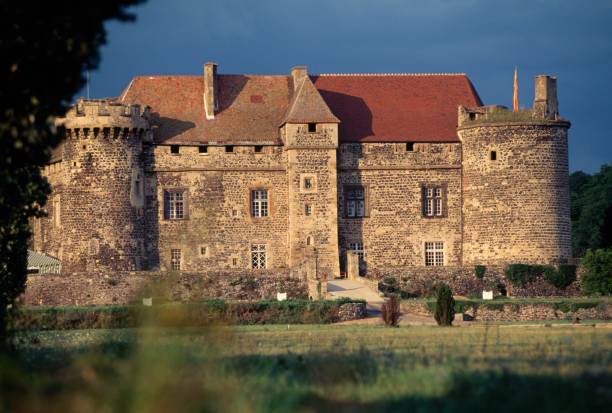 Façade du château médiéval de Saint-Saturnin en Auvergne