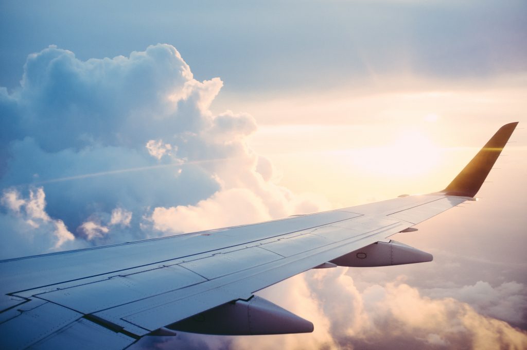 Gros plan sur l'aile d'un avion en plein vol