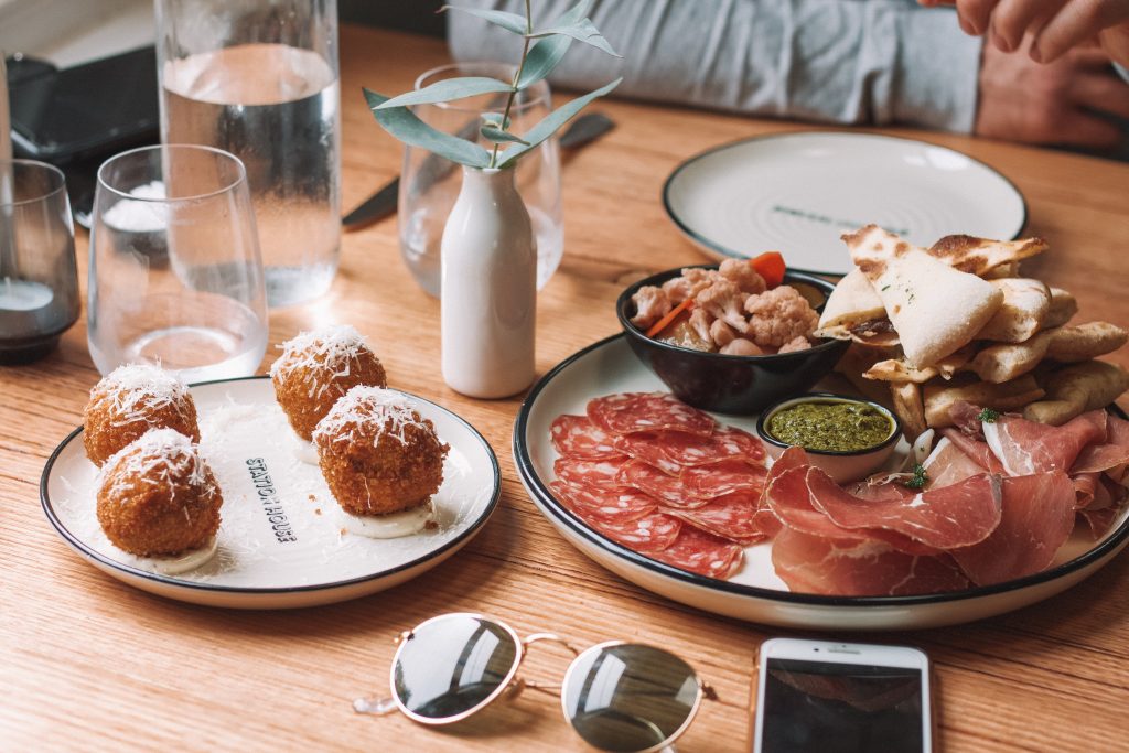 Assiettes de tapas sur une table en bois