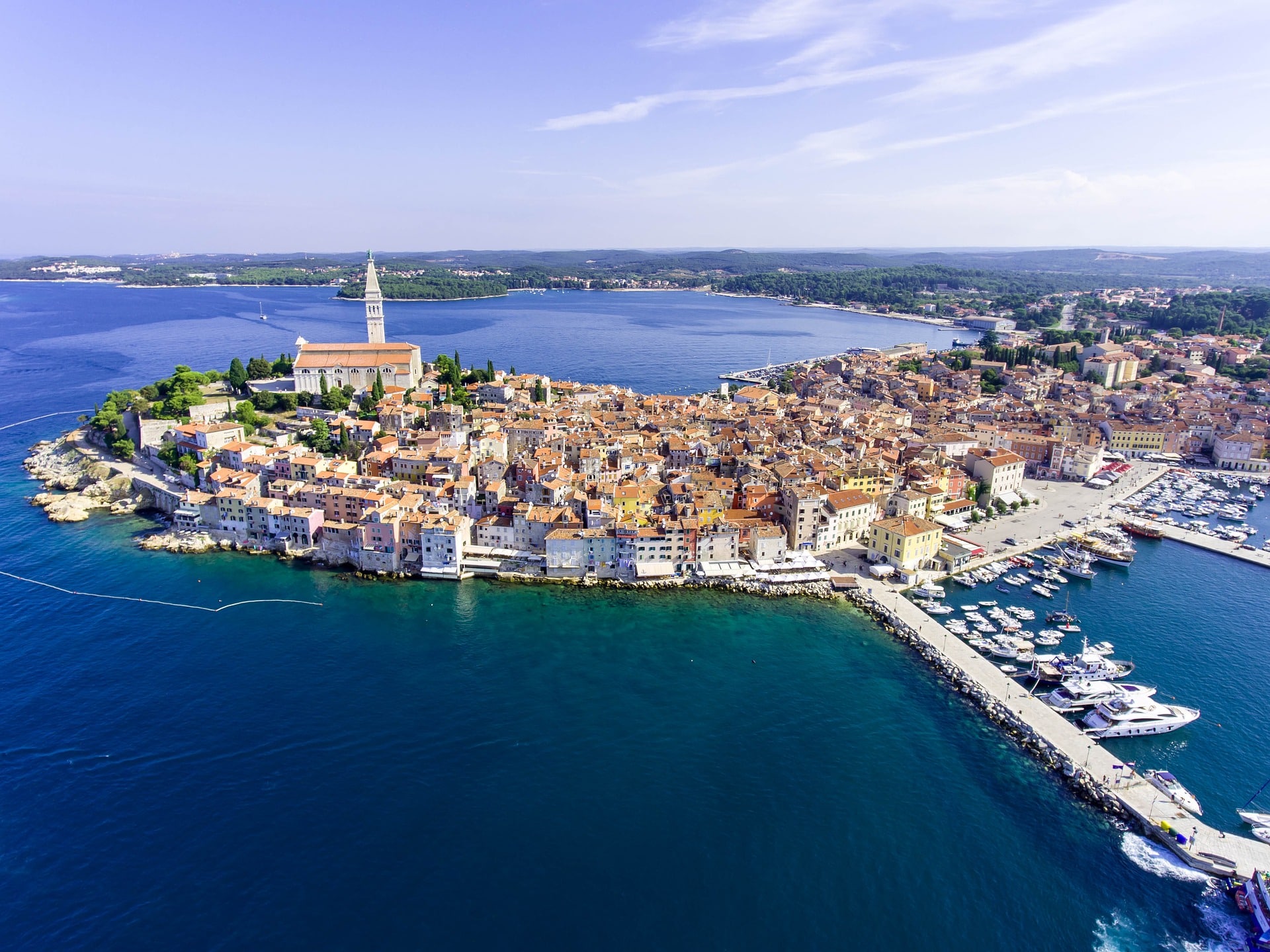 Vue de la Croatie et d'un port sur la mer Adriatique depuis les airs