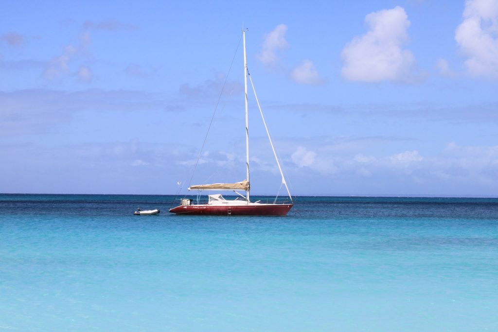 Eau turquoise de la mer des Caraïbes en Guadeloupe