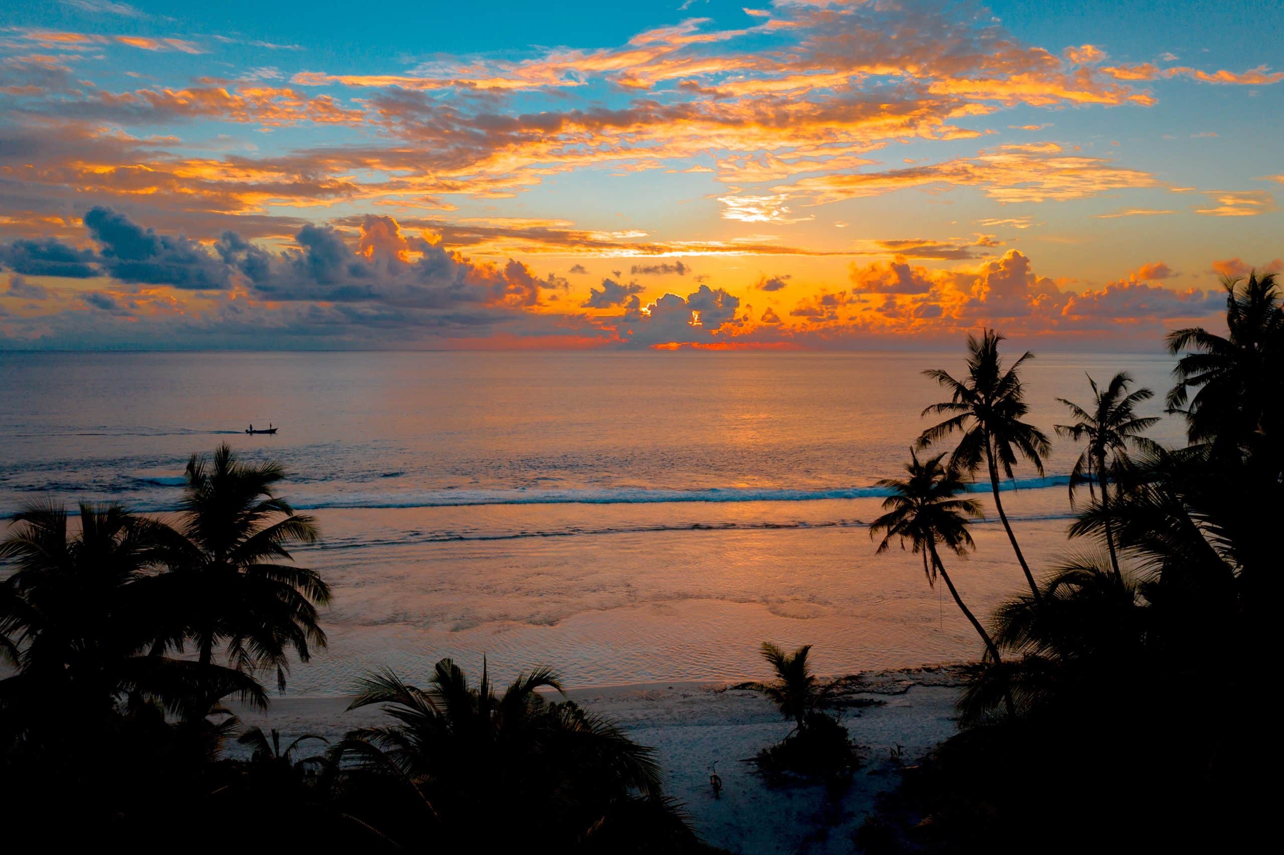 Coucher de soleil sur une plage des DOM TOM