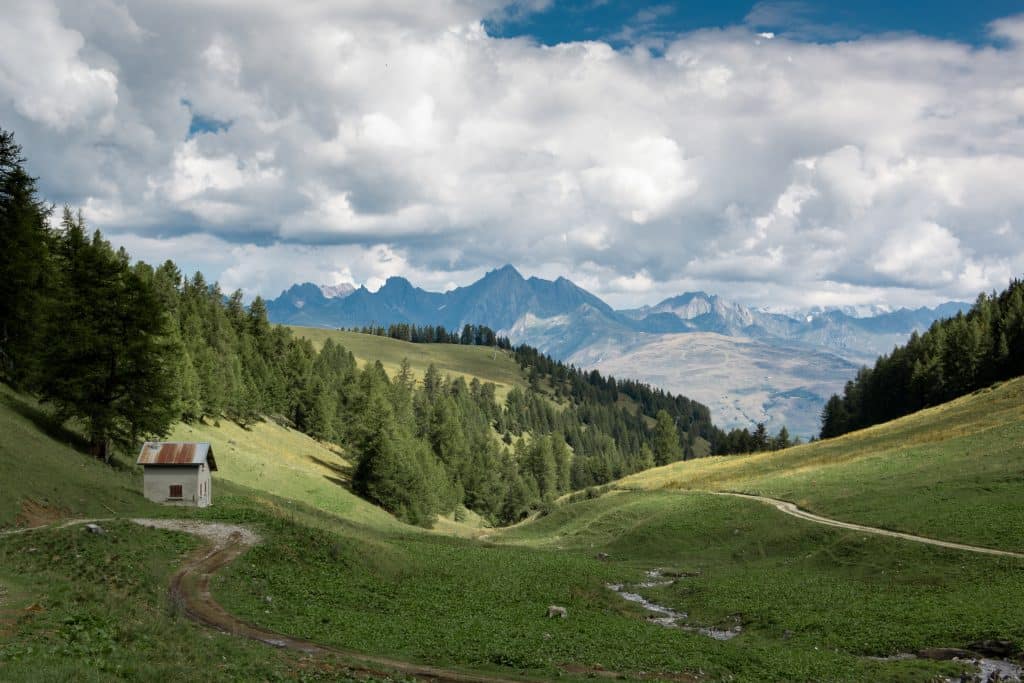 Quel sentier de randonnée traverse les Pyrénées ?